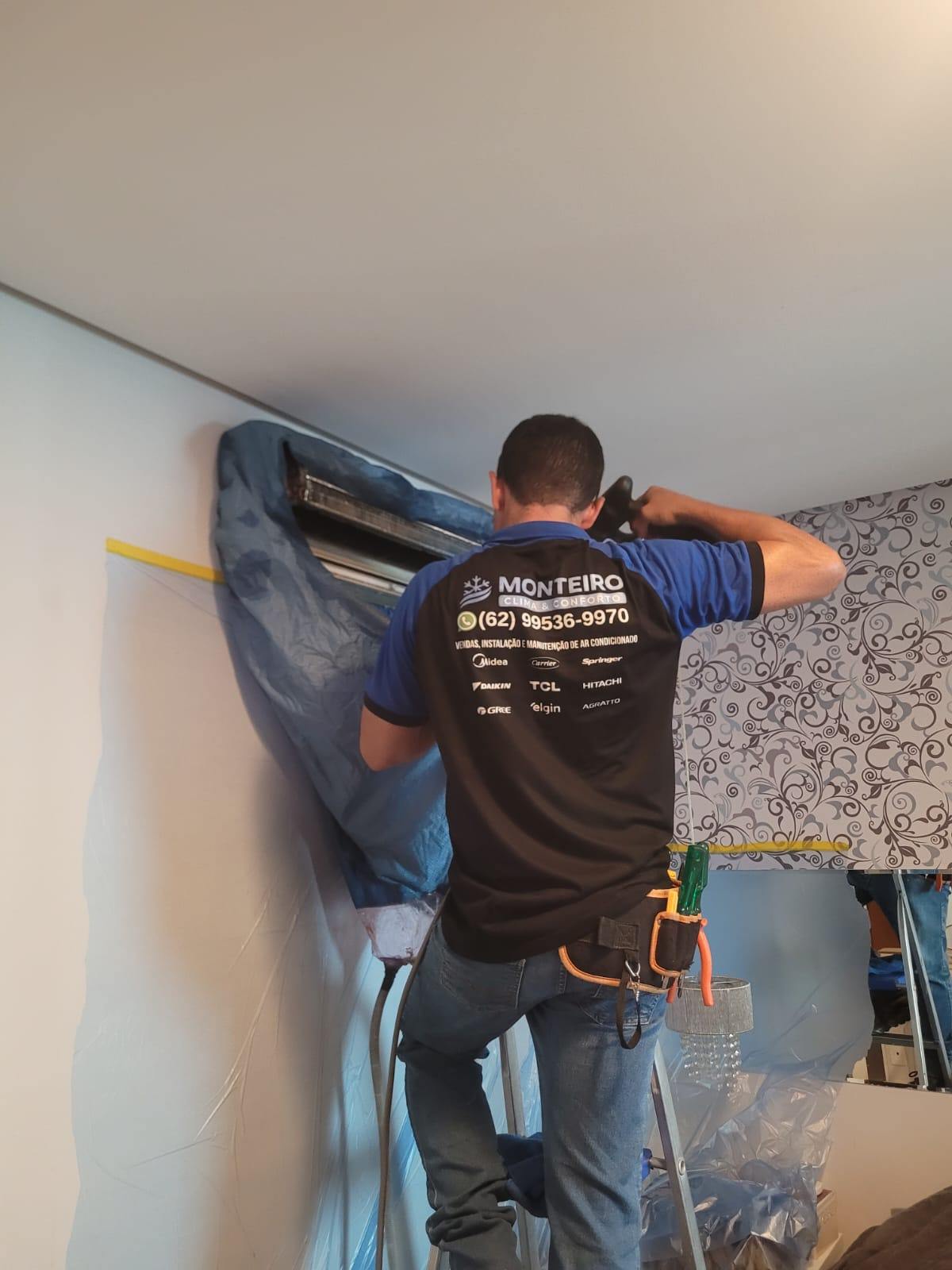 Técnico realizando instalação de ar-condicionado